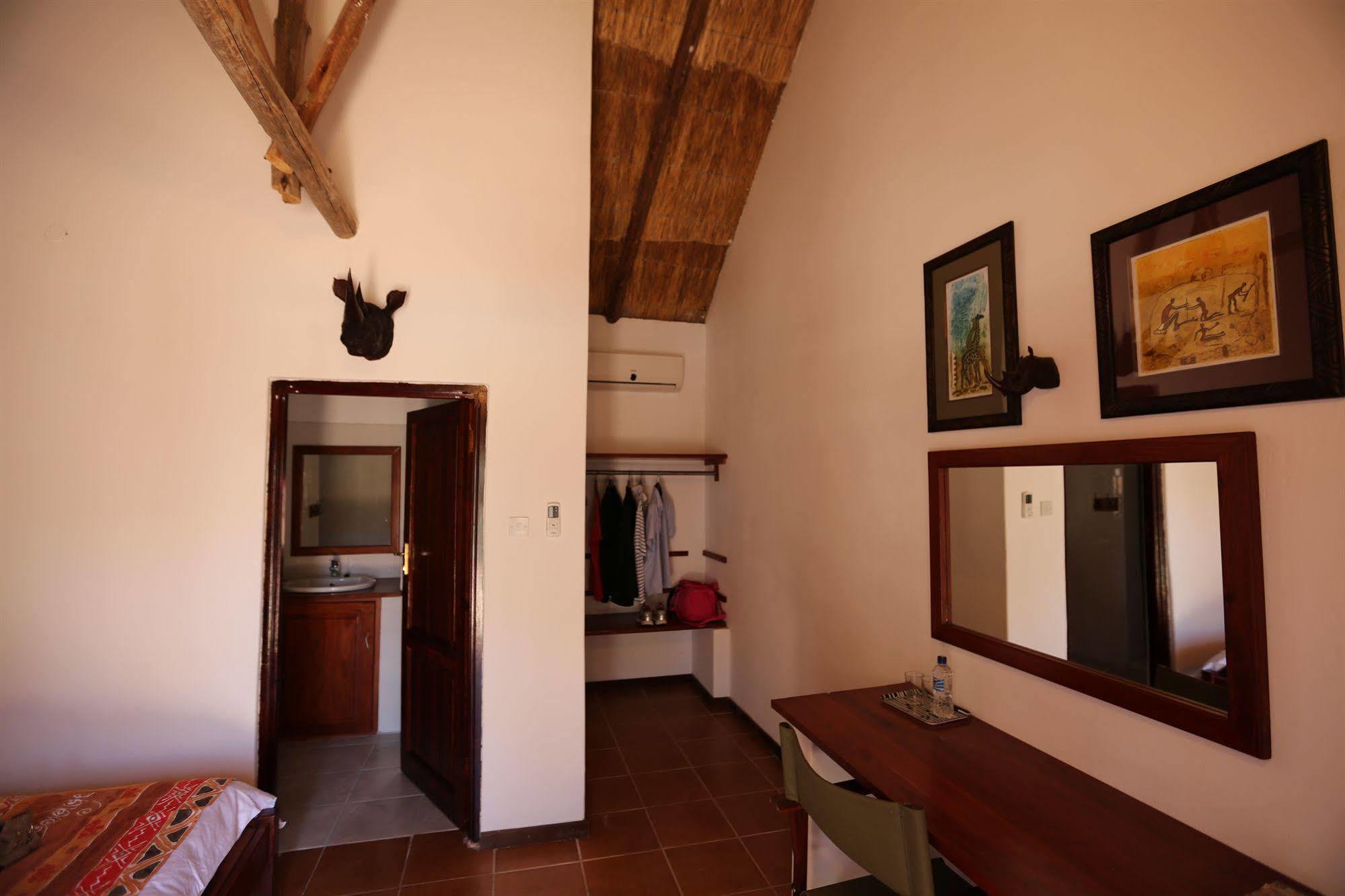 Mandebele Lodge Victoria Falls Exterior photo