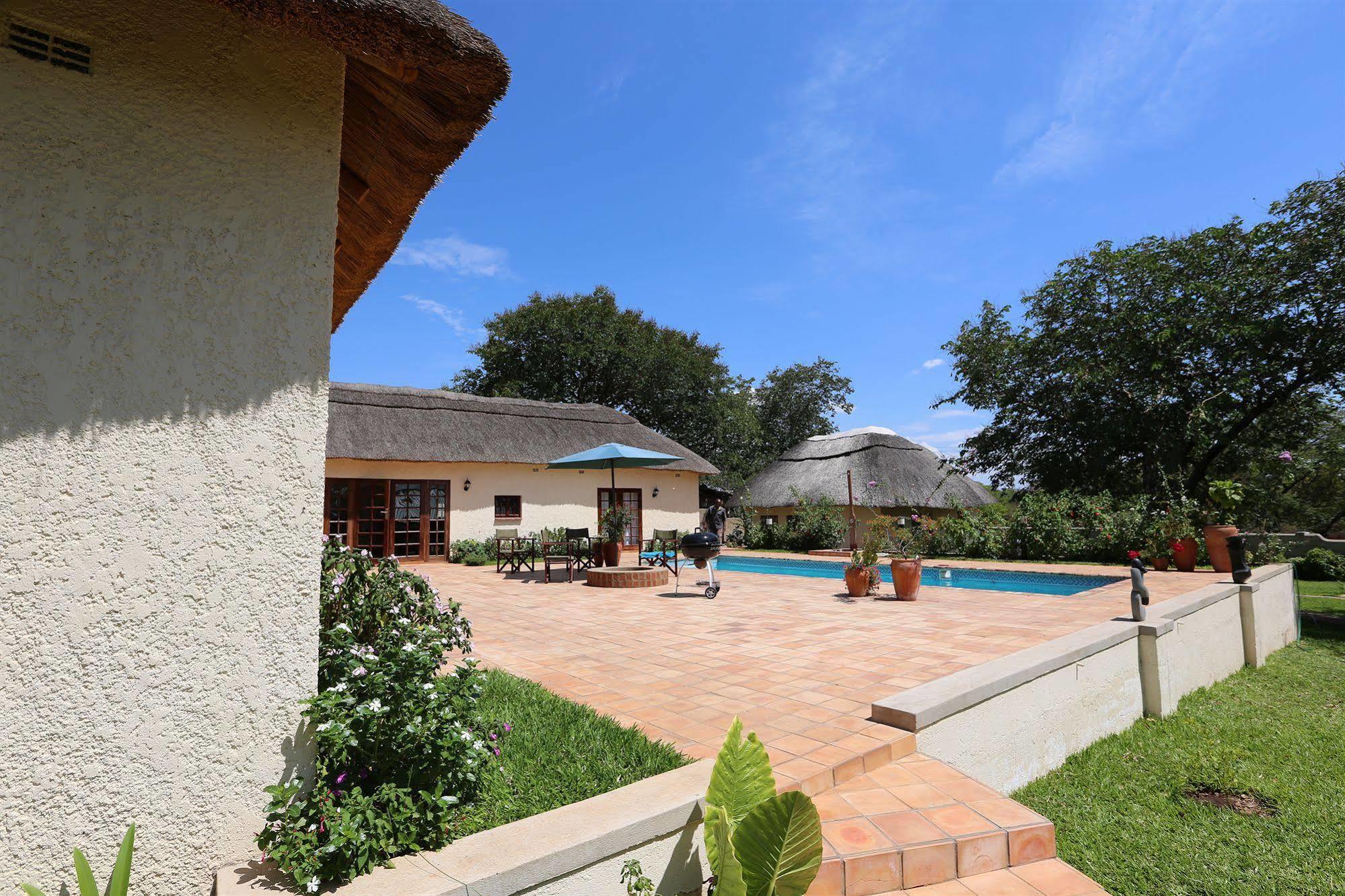 Mandebele Lodge Victoria Falls Exterior photo