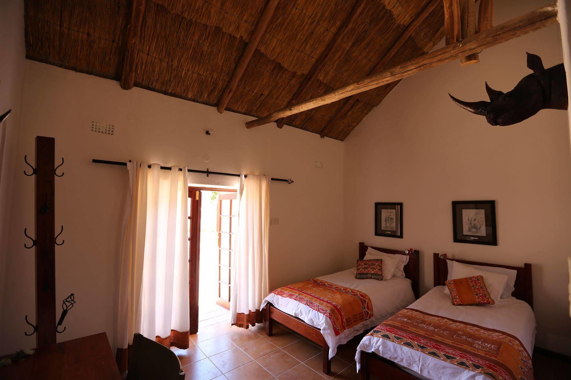 Mandebele Lodge Victoria Falls Exterior photo